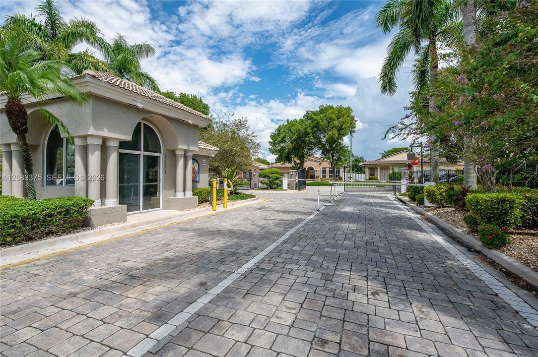 For Sale: $815,000 (4 beds, 2 baths, 1967 Square Feet)