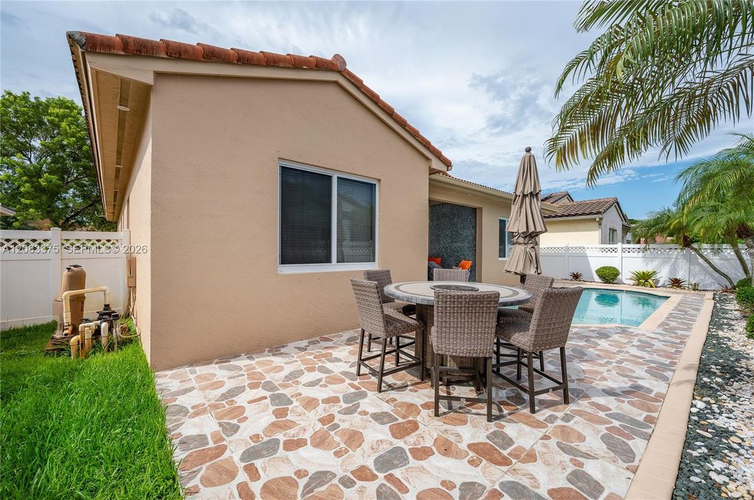 For Sale: $815,000 (4 beds, 2 baths, 1967 Square Feet)
