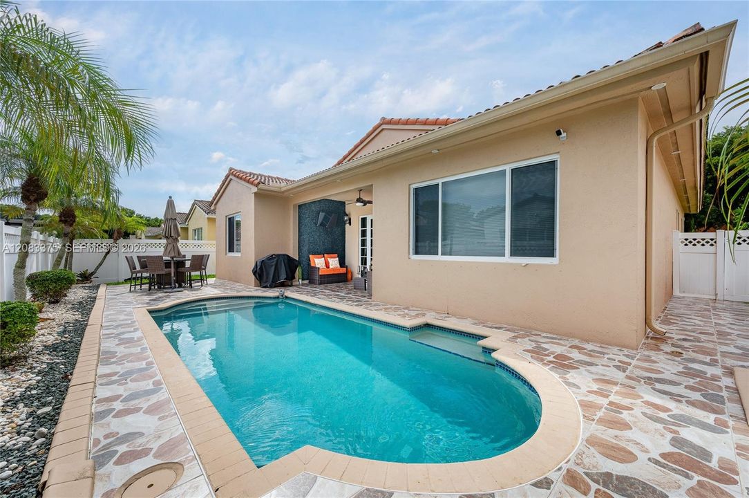For Sale: $815,000 (4 beds, 2 baths, 1967 Square Feet)