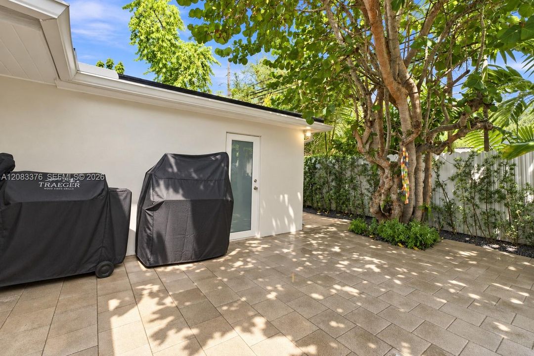 For Sale: $1,600,000 (3 beds, 3 baths, 1523 Square Feet)