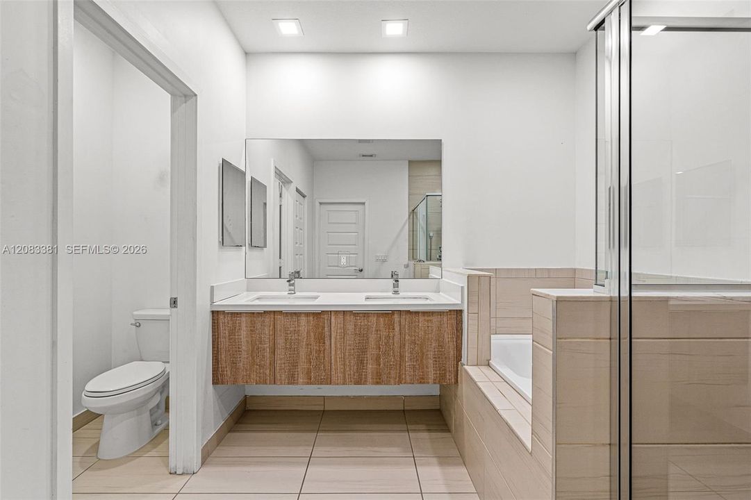 En Venta: $895,000 (4 camas, 3 baños, 2020 Pies cuadrados)