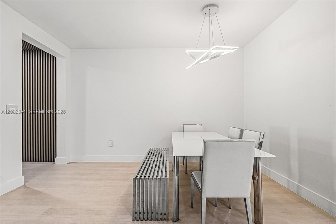 En Venta: $895,000 (4 camas, 3 baños, 2020 Pies cuadrados)