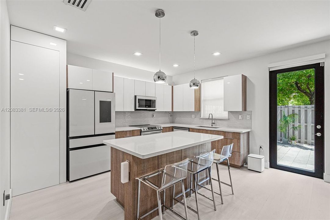 En Venta: $895,000 (4 camas, 3 baños, 2020 Pies cuadrados)