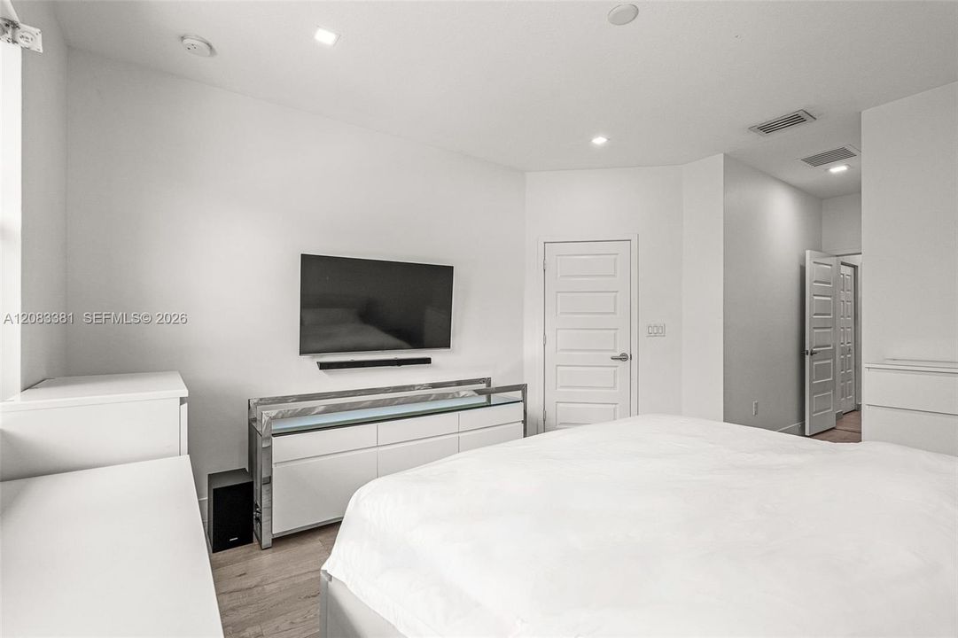 En Venta: $895,000 (4 camas, 3 baños, 2020 Pies cuadrados)