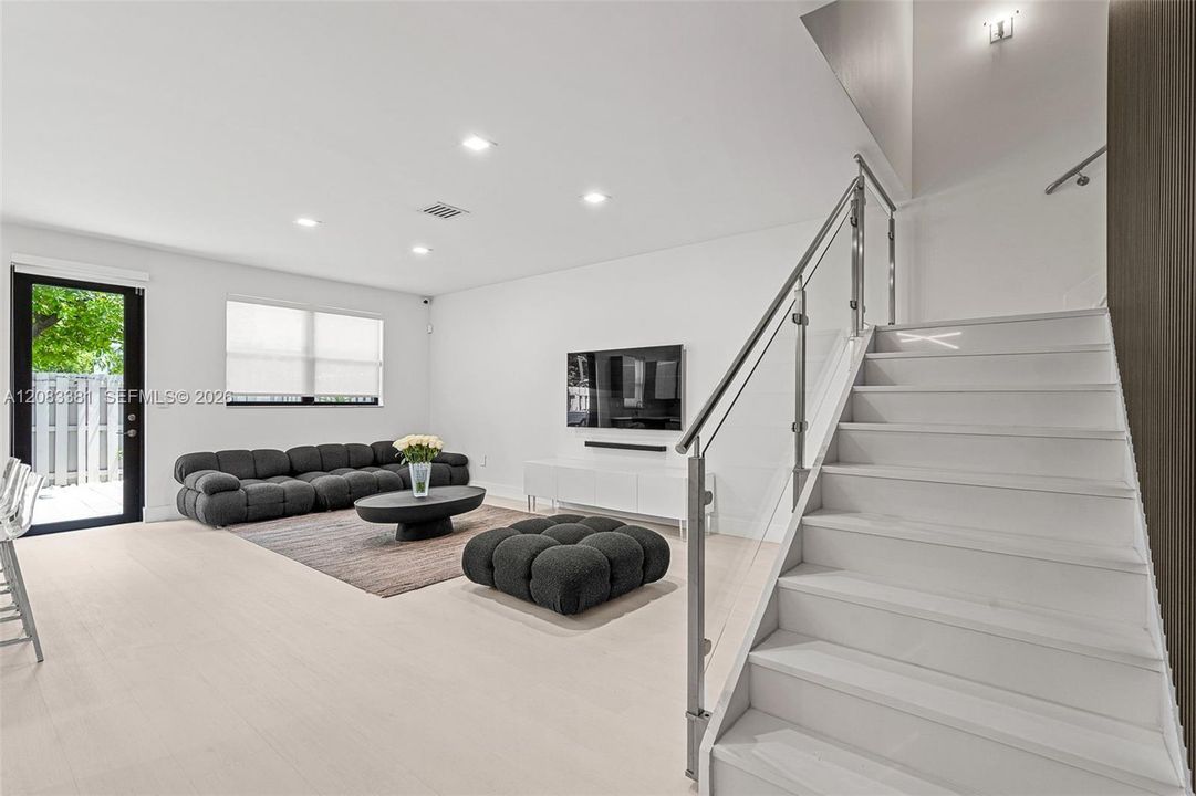 En Venta: $895,000 (4 camas, 3 baños, 2020 Pies cuadrados)