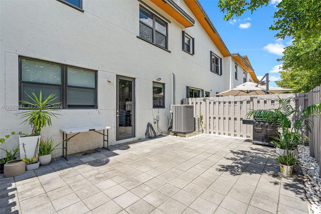 En Venta: $895,000 (4 camas, 3 baños, 2020 Pies cuadrados)