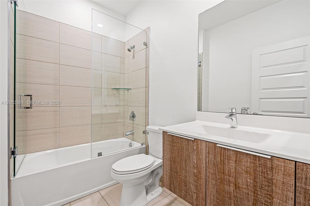 En Venta: $895,000 (4 camas, 3 baños, 2020 Pies cuadrados)