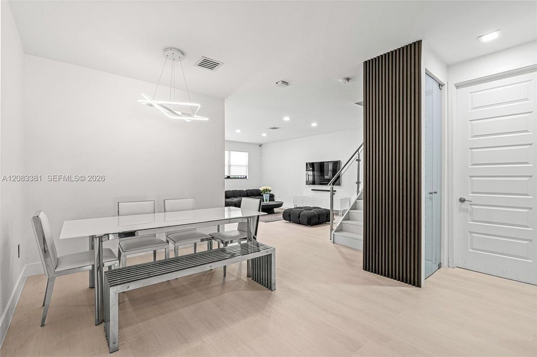 En Venta: $895,000 (4 camas, 3 baños, 2020 Pies cuadrados)
