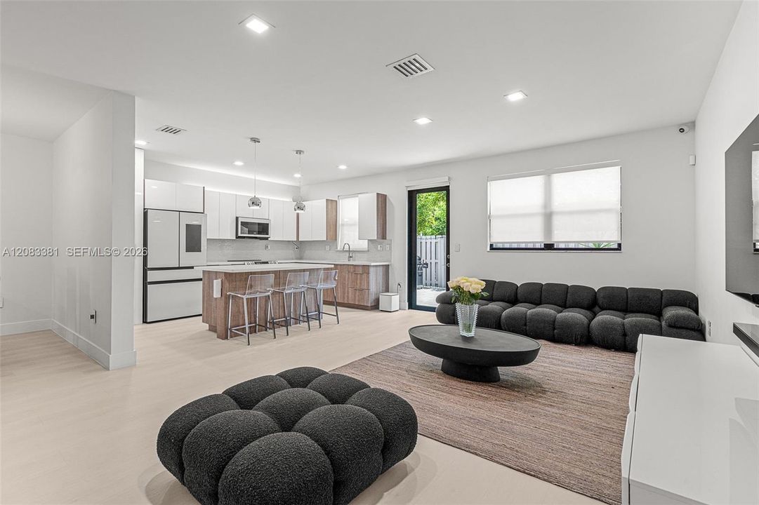 En Venta: $895,000 (4 camas, 3 baños, 2020 Pies cuadrados)