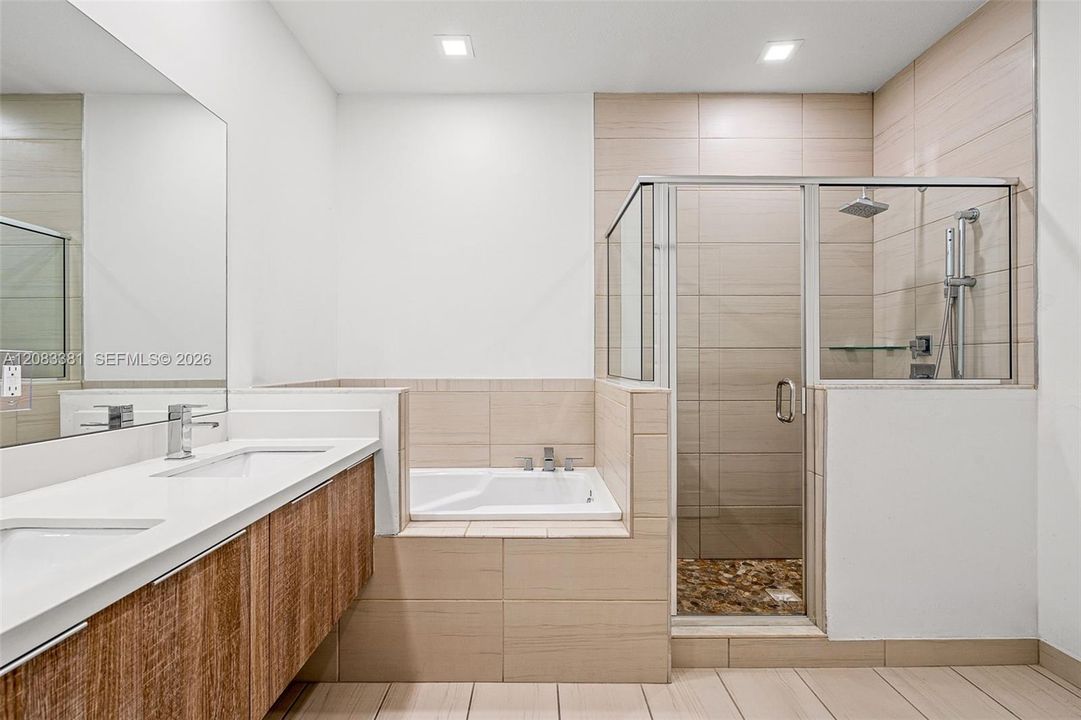 En Venta: $895,000 (4 camas, 3 baños, 2020 Pies cuadrados)