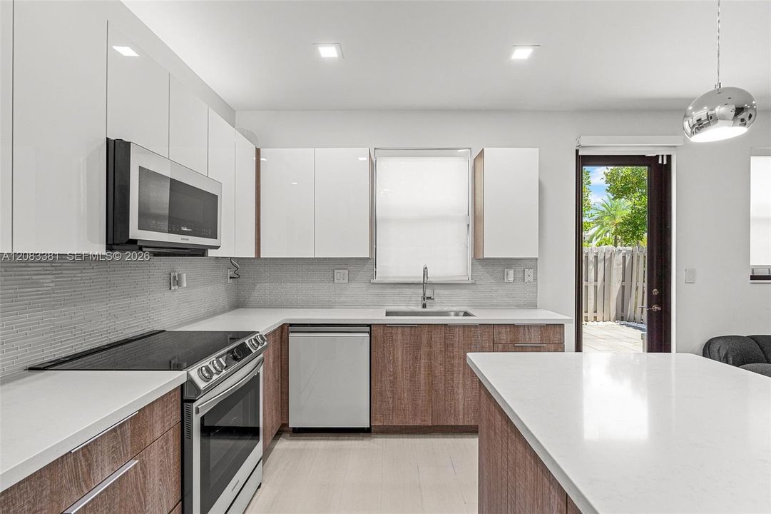 En Venta: $895,000 (4 camas, 3 baños, 2020 Pies cuadrados)