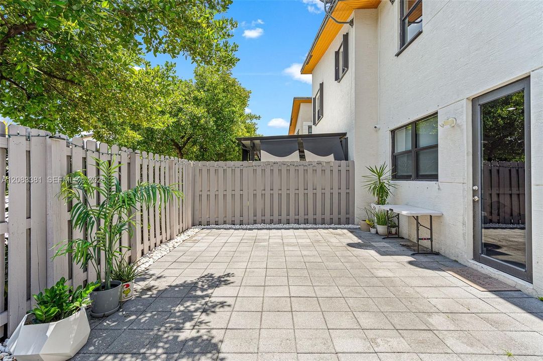 En Venta: $895,000 (4 camas, 3 baños, 2020 Pies cuadrados)