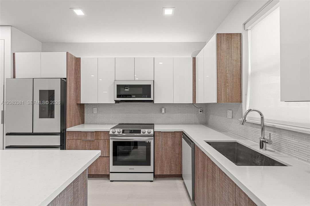 En Venta: $895,000 (4 camas, 3 baños, 2020 Pies cuadrados)