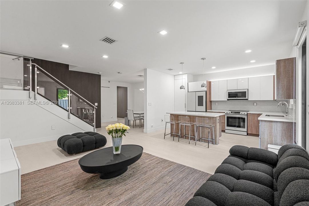 En Venta: $895,000 (4 camas, 3 baños, 2020 Pies cuadrados)