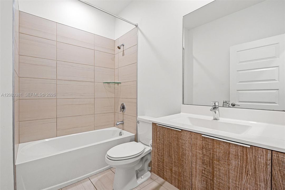 En Venta: $895,000 (4 camas, 3 baños, 2020 Pies cuadrados)