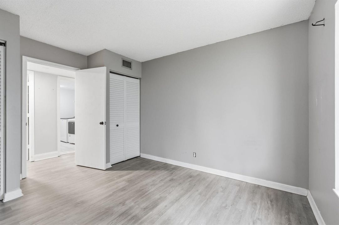 9-web-or-mls-1104_Green_Pine_Boulevard_U