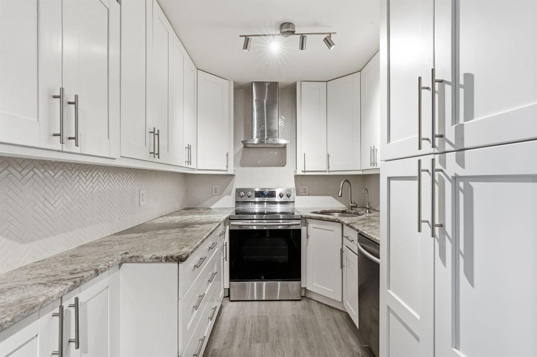 22-web-or-mls-1104_Green_Pine_Boulevard_