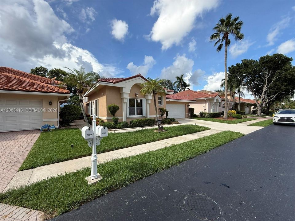 На продажу: $749,999 (3 спален, 2 ванн, 2103 Квадратных фут)