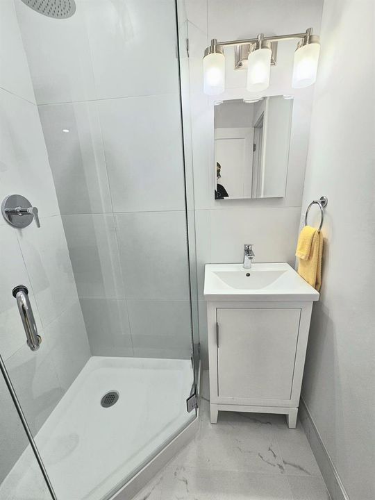 Second En-suite Bathroom, Custom Glass E
