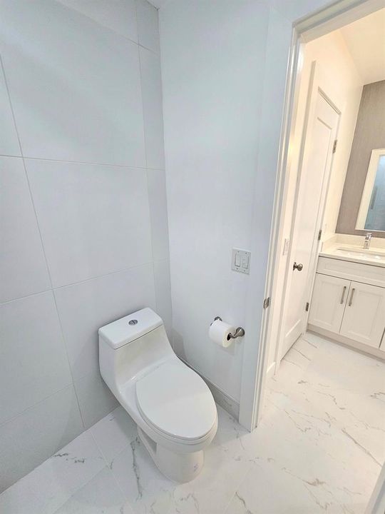 One Piece New Toilets and Fixtures