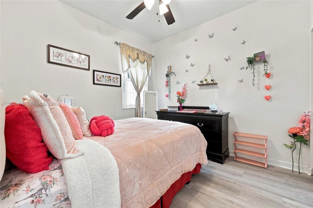 For Sale: $390,000 (3 beds, 2 baths, 1499 Square Feet)