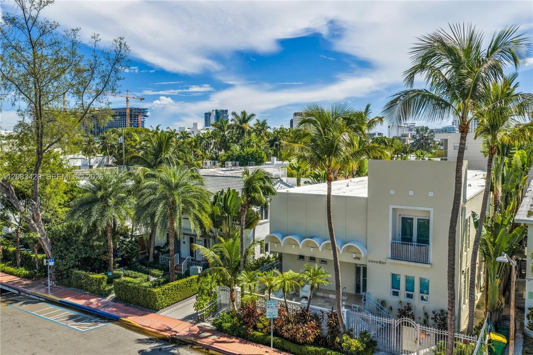 For Rent: $4,000 (1 beds, 1 baths, 876 Square Feet)