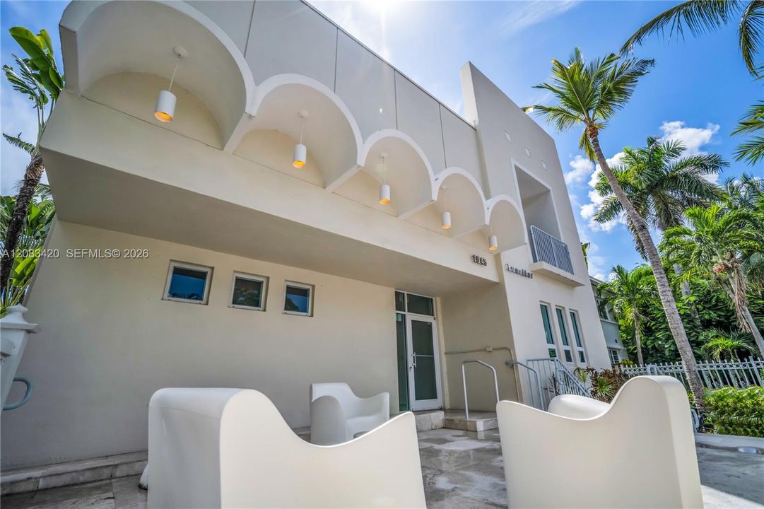 For Rent: $4,000 (1 beds, 1 baths, 876 Square Feet)
