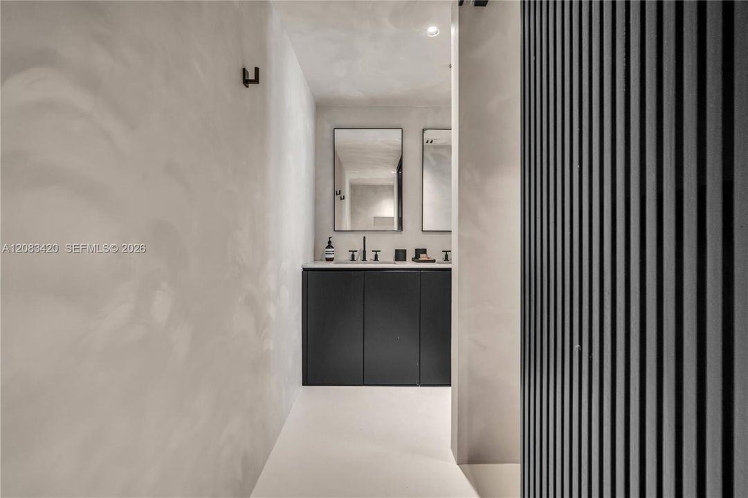 For Rent: $4,000 (1 beds, 1 baths, 876 Square Feet)