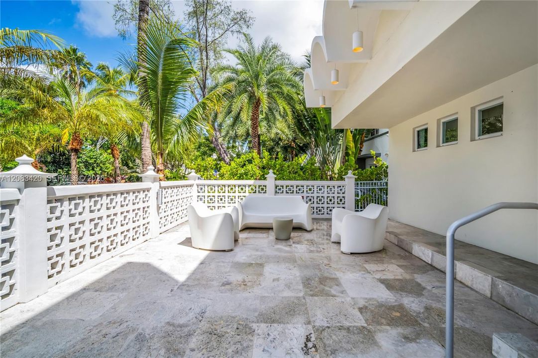 For Rent: $4,000 (1 beds, 1 baths, 876 Square Feet)