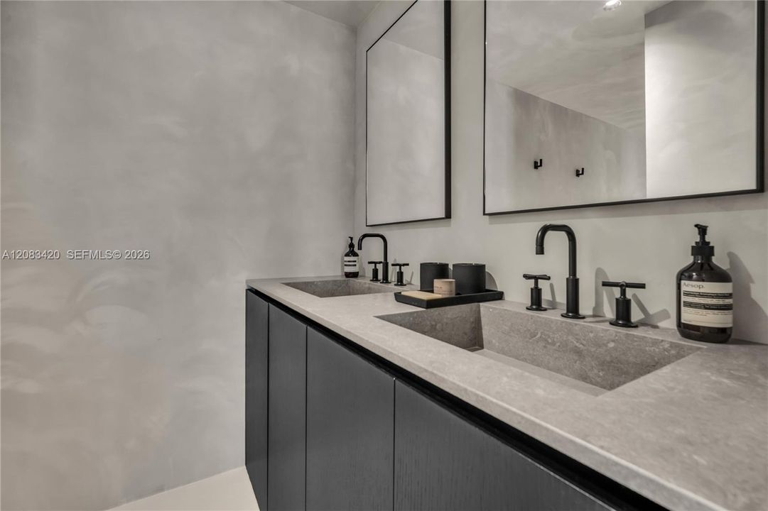 For Rent: $4,000 (1 beds, 1 baths, 876 Square Feet)