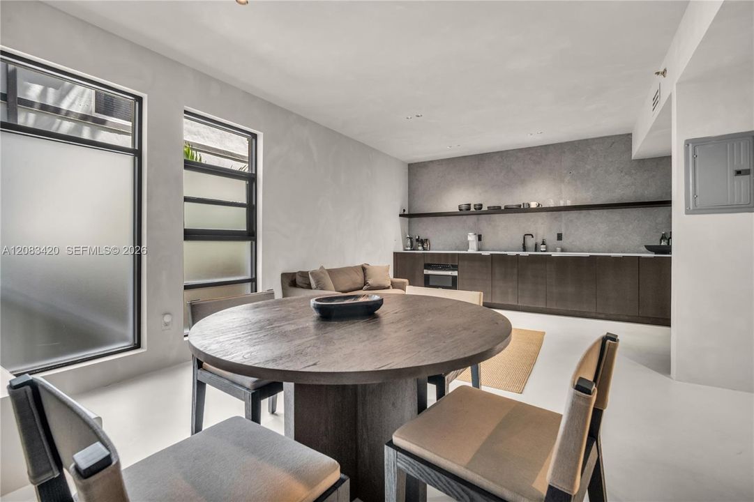 For Rent: $4,000 (1 beds, 1 baths, 876 Square Feet)