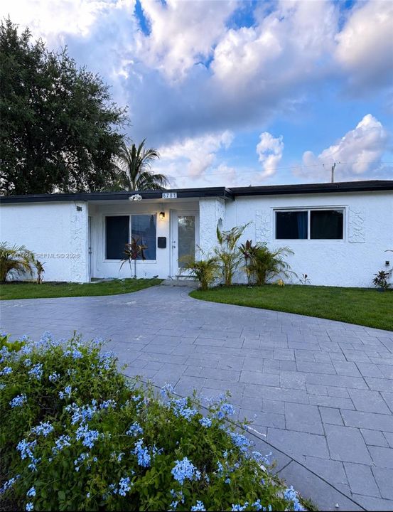 For Rent: $3,400 (3 beds, 2 baths, 720 Square Feet)