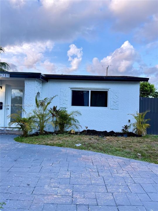 For Rent: $3,400 (3 beds, 2 baths, 720 Square Feet)