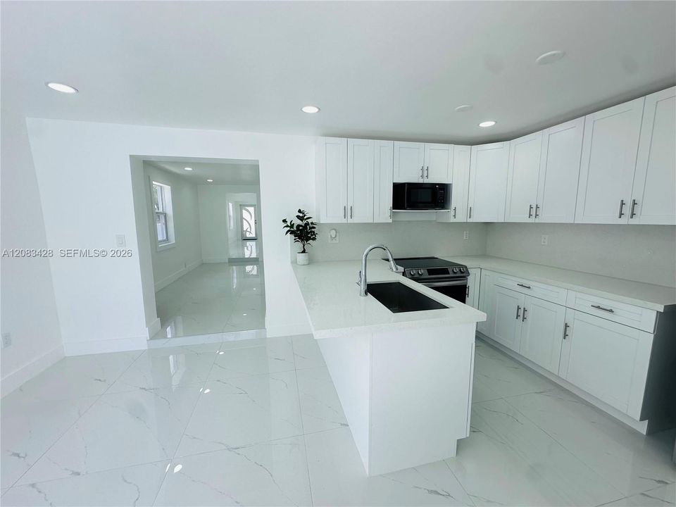 En Venta: $819,900 (4 camas, 3 baños, 2602 Pies cuadrados)