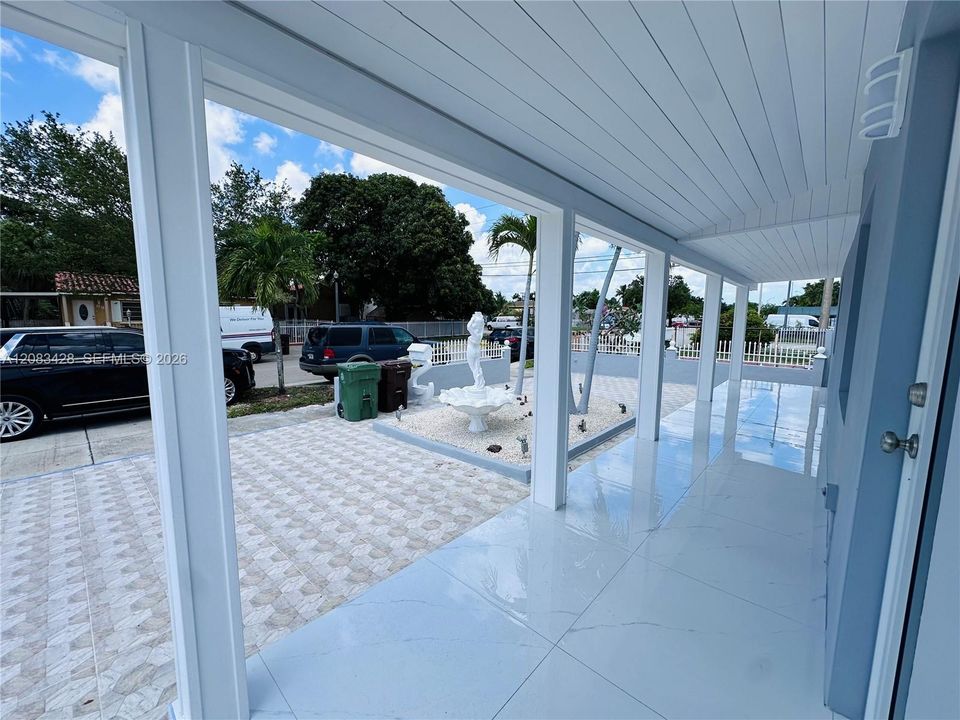 En Venta: $819,900 (4 camas, 3 baños, 2602 Pies cuadrados)