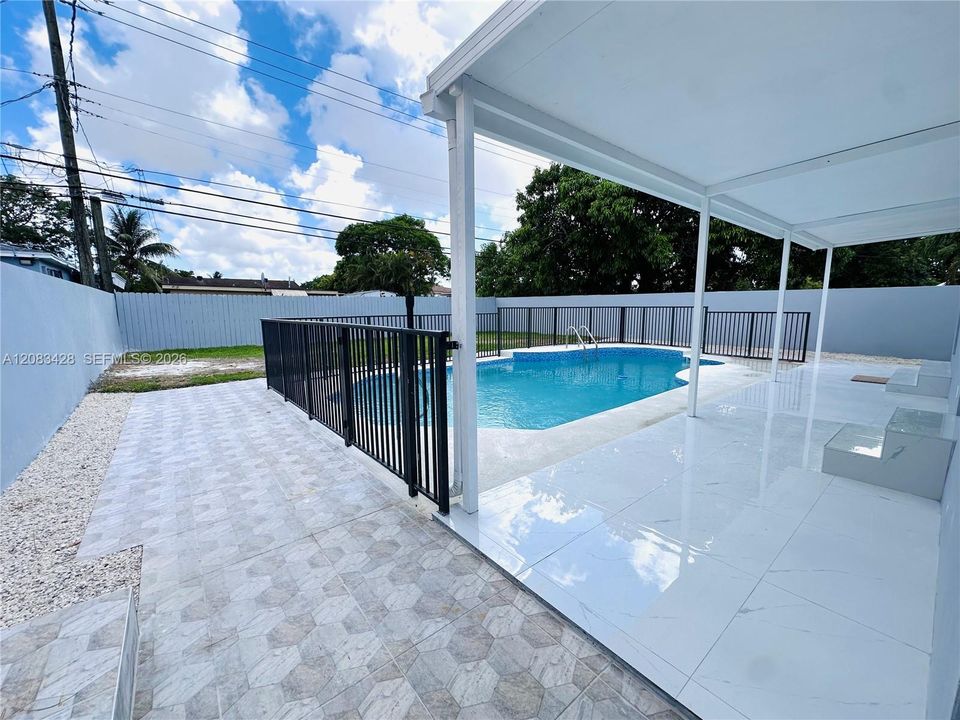 En Venta: $819,900 (4 camas, 3 baños, 2602 Pies cuadrados)