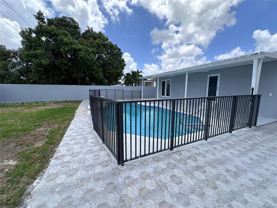 En Venta: $819,900 (4 camas, 3 baños, 2602 Pies cuadrados)