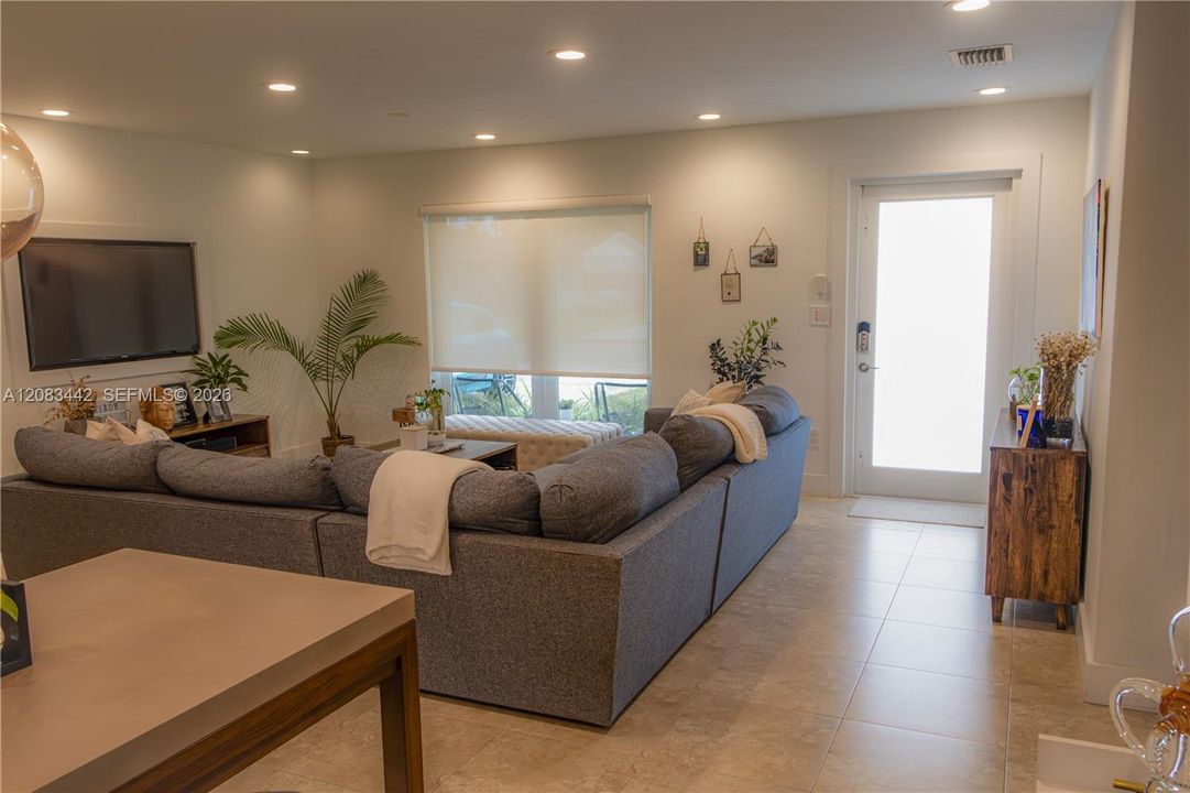 For Sale: $799,000 (3 beds, 2 baths, 1164 Square Feet)