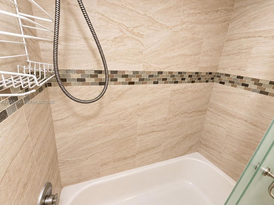 На продажу: $190,000 (2 спален, 2 ванн, 820 Квадратных фут)
