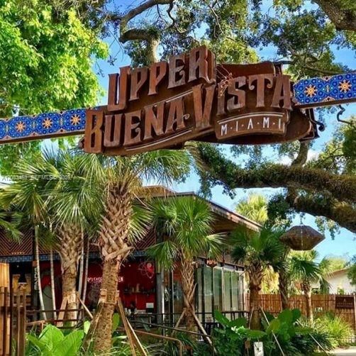 Beautiful outdoor cafes and restaurants nearby