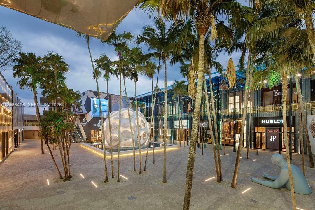 Restaurants, outdoor cafes, etc, just up the road!