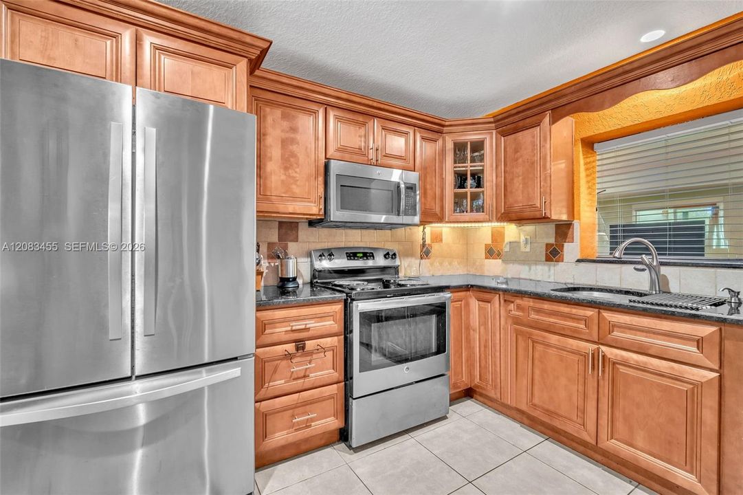 На продажу: $549,900 (5 спален, 2 ванн, 2088 Квадратных фут)