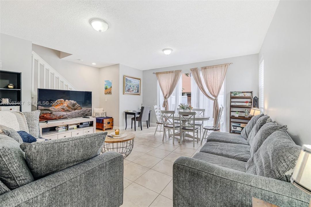 En Venta: $337,000 (3 camas, 3 baños, 1428 Pies cuadrados)