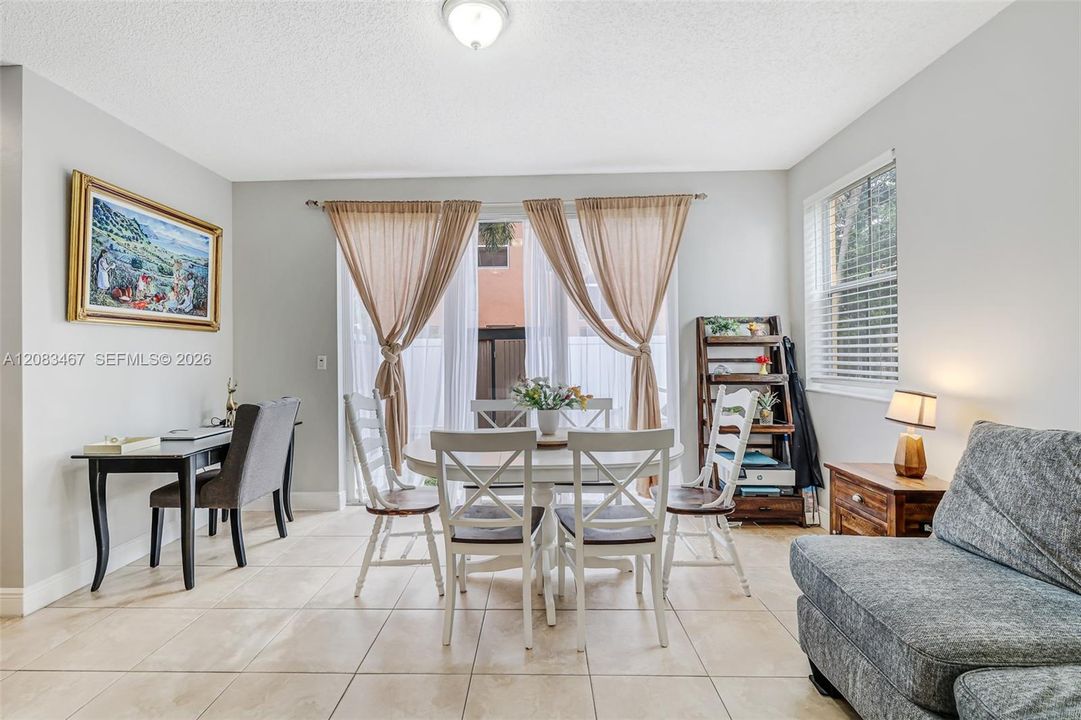 En Venta: $337,000 (3 camas, 3 baños, 1428 Pies cuadrados)