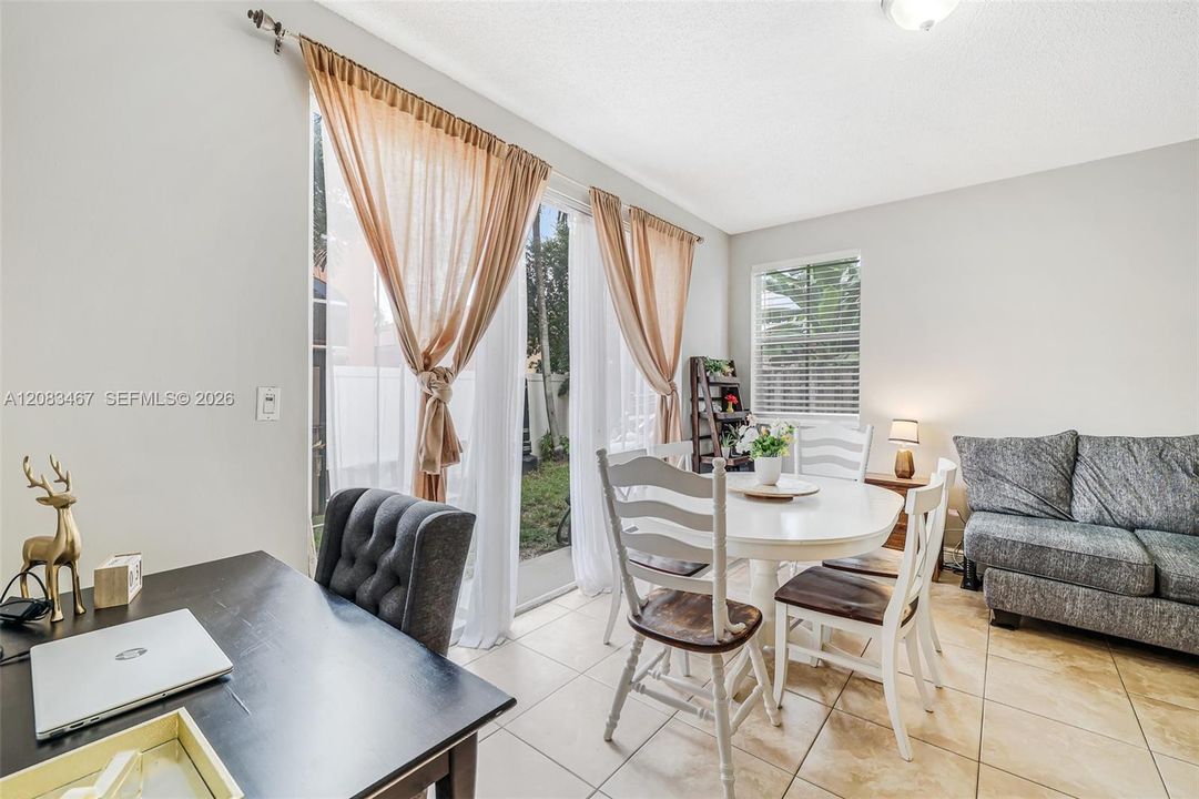 En Venta: $337,000 (3 camas, 3 baños, 1428 Pies cuadrados)