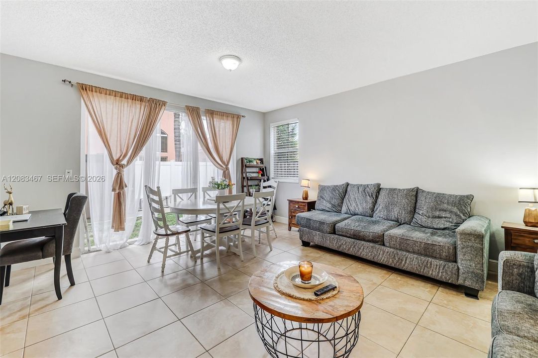 En Venta: $337,000 (3 camas, 3 baños, 1428 Pies cuadrados)