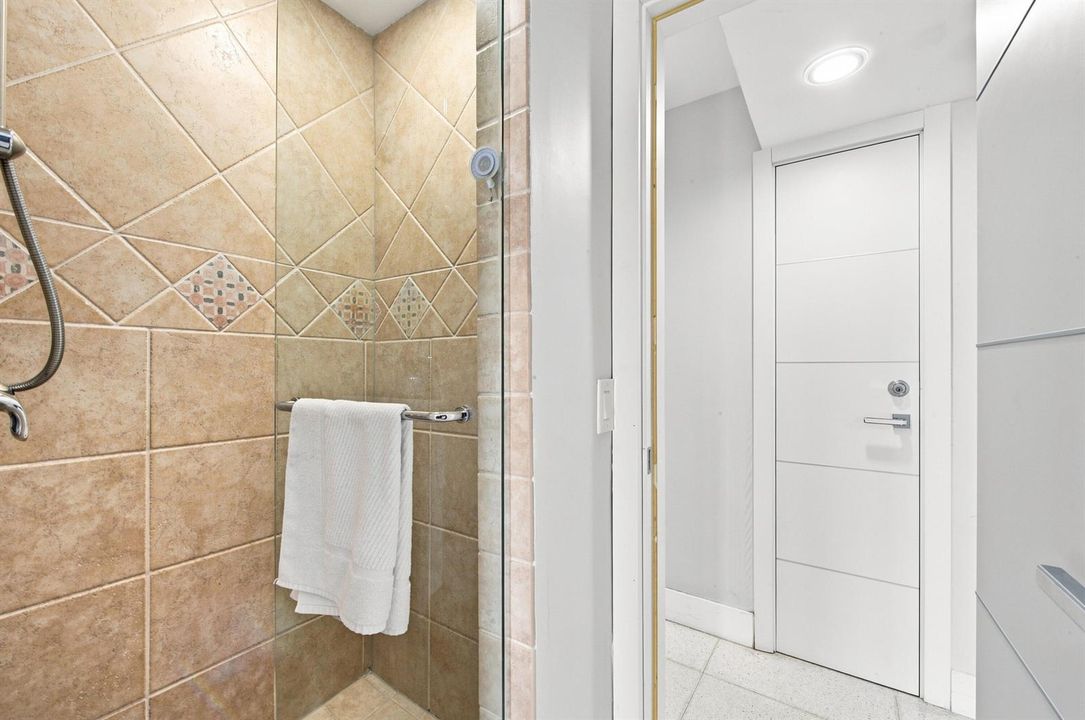 4710 NE 27th-0044