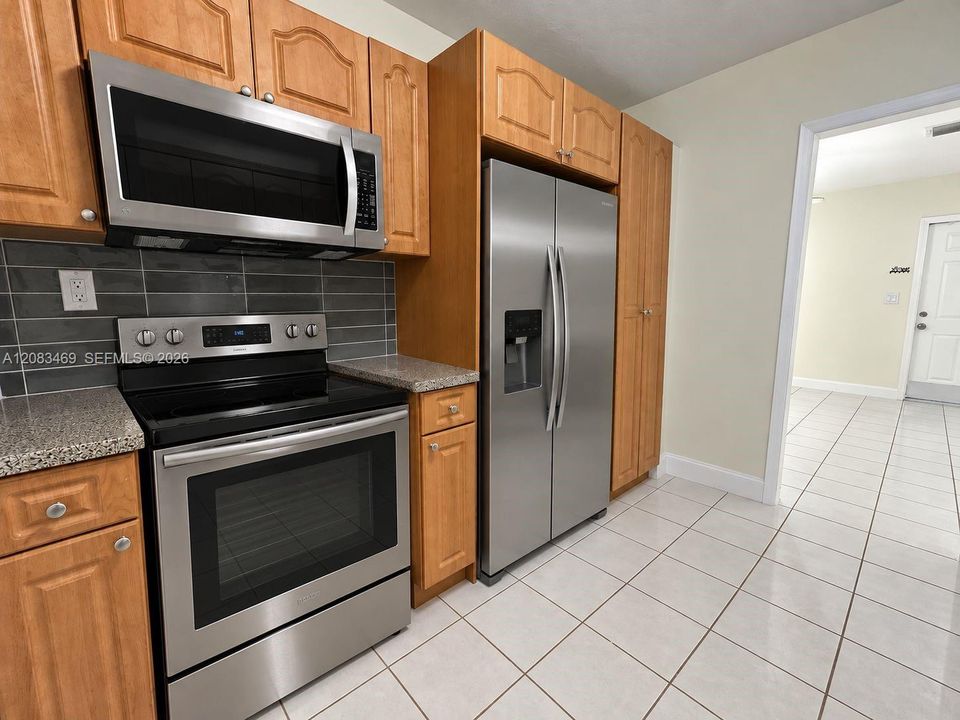 For Rent: $2,800 (3 beds, 2 baths, 1105 Square Feet)