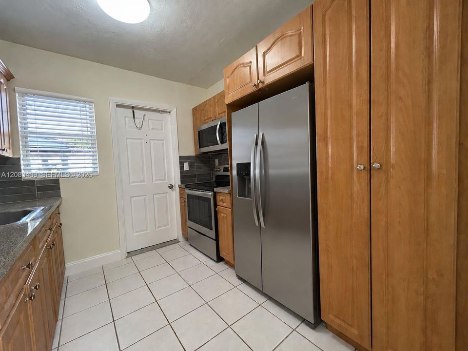For Rent: $2,800 (3 beds, 2 baths, 1105 Square Feet)
