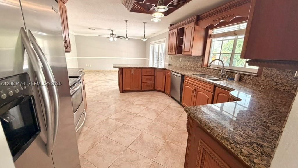 В аренду: $4,500 (4 спален, 2 ванн, 2324 Квадратных фут)